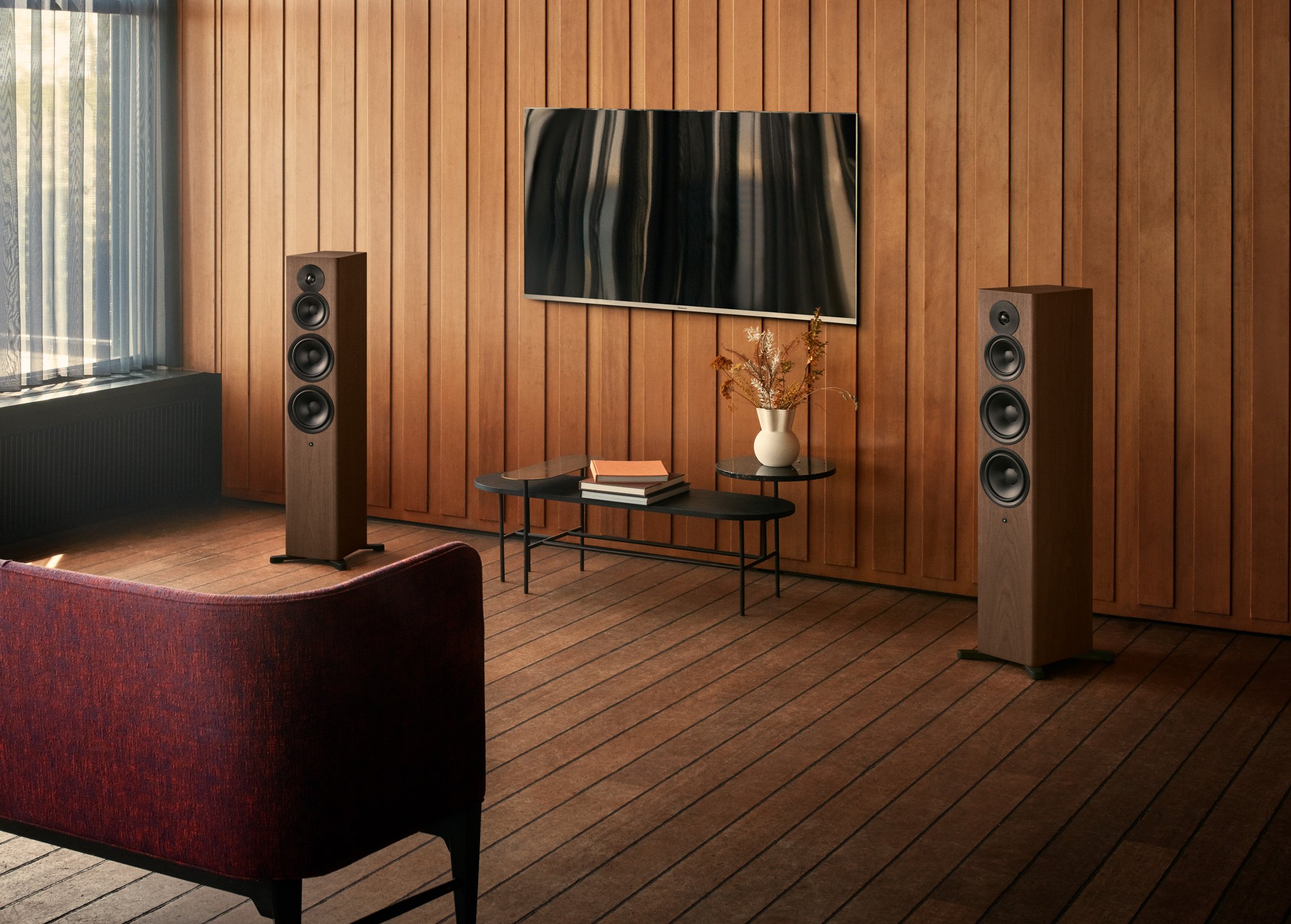 DynaudioFocus50_Lifestyle_Walnut_01